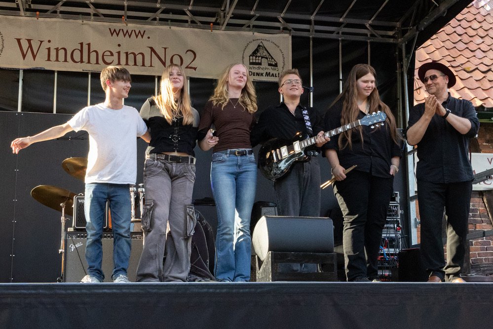 Die Teilnehmer:innen der Blues School 2026 und Bass-Coach Lars Näsman beim Schlussapplaus auf der Bühne im Haus Windheim No 2