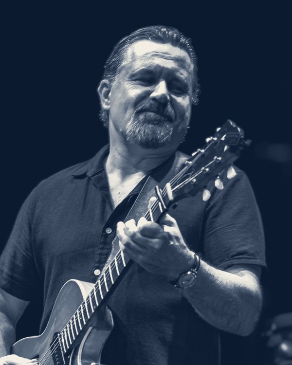 Tomi Leino, Gitarre, Harp und Gesang